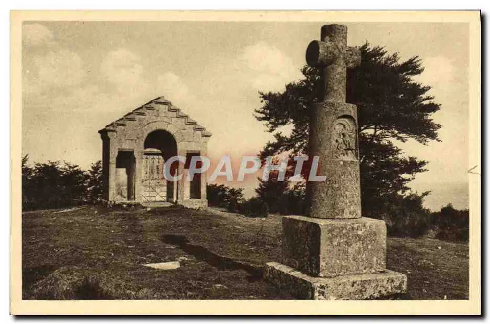 Mont-Beuvray — Plataforma do oppidum de Bribracte, capela e cruz de Saint-Martin — P. Trichot, Autun - Frente