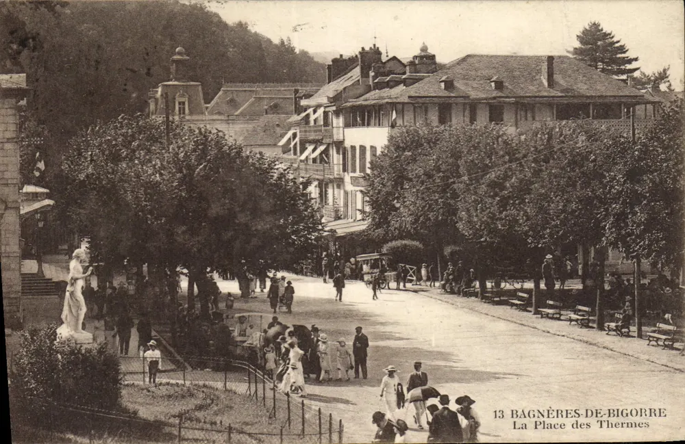 Bagnères-de-Bigorre — Place des Thermes — Édition Bravy n°13 - Vorderseite