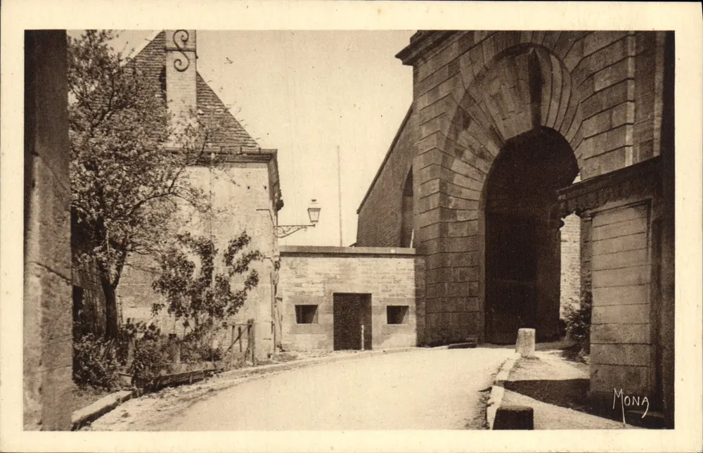 Langres — Tor der Stadtverwaltung — Editions Mona - Vorderseite