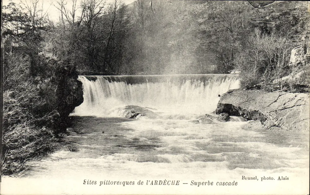 Pittoreske locaties van de ARDÈCHE — Prachtige waterval — Brunel, foto. Alais - Voorkant