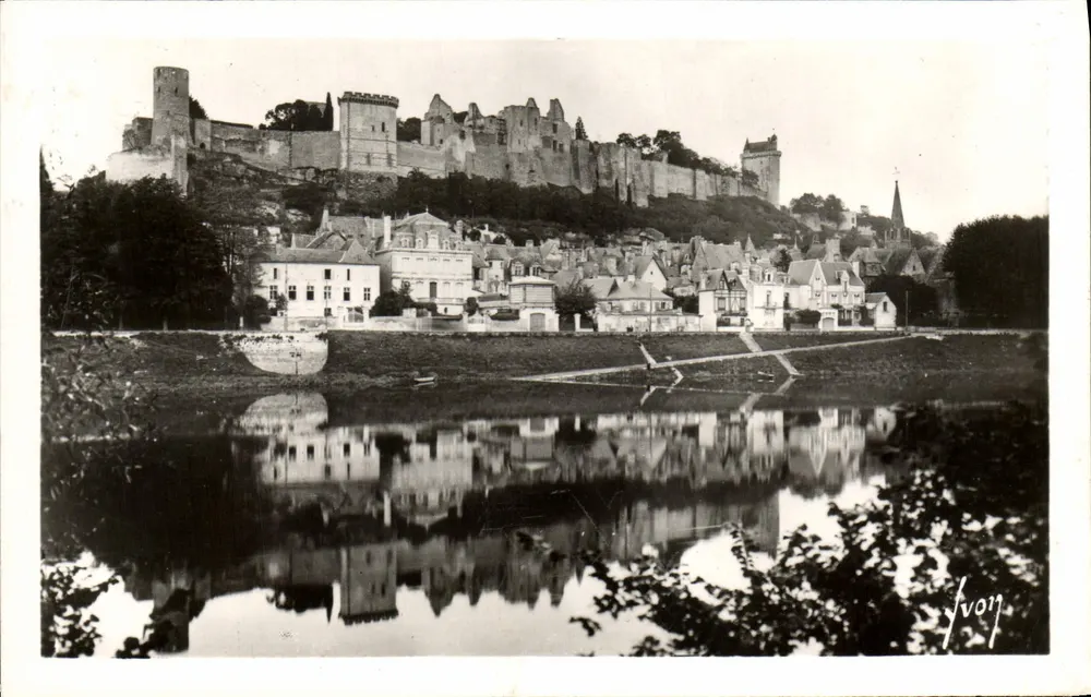 Chinon (Indre-et-Loire) — Ansicht des Schlosses von den Ufern der Vienne — Éditions d'Art 'VYVON', Paris - Vorderseite