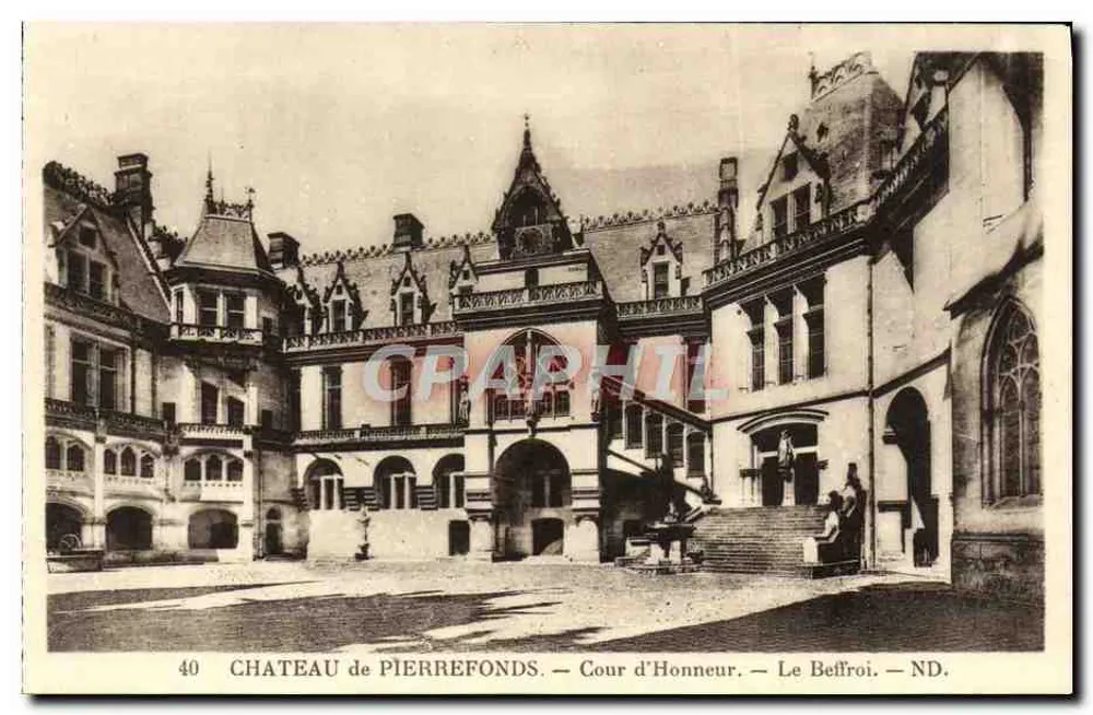 Castelo de Pierrefonds — Cour d'Honneur — O Sino - Frente