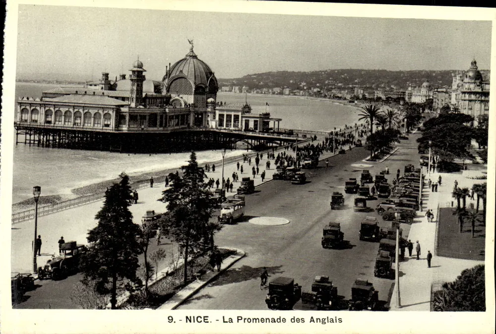 Nice - A Promenade dos Ingleses — vista da praia e do Casino com carros da época — n°9 - Frente