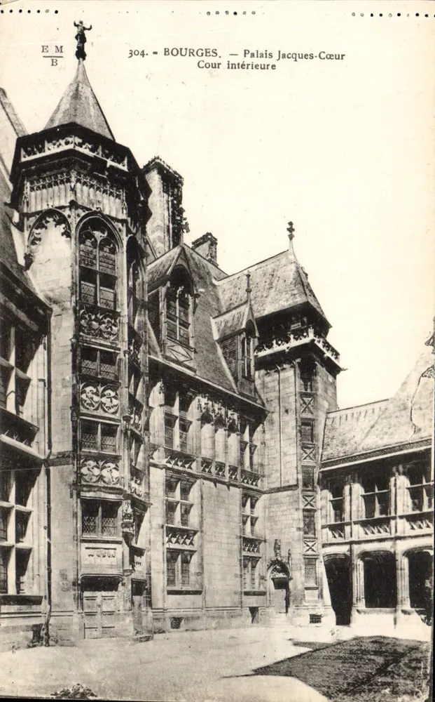 Bourges — Palácio Jacques-Cœur, Cour intérieure — E. Maquaire, editor Bourges - Frente
