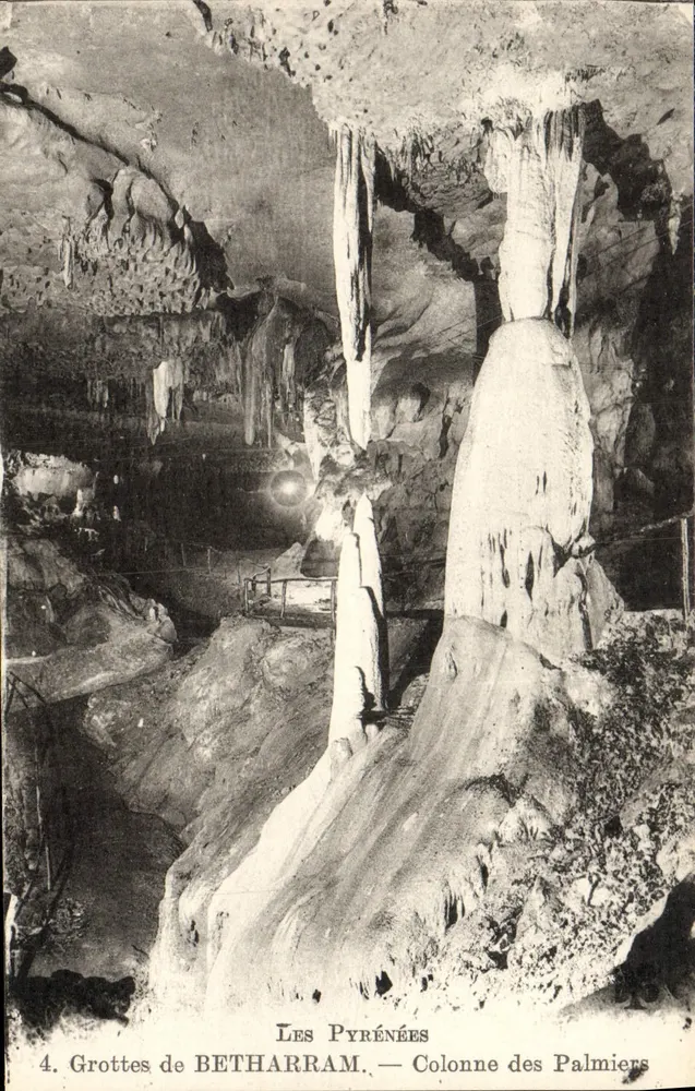 Grutas de BETHARRAM — Coluna dos Palmeiros — Os Pirineus - Frente