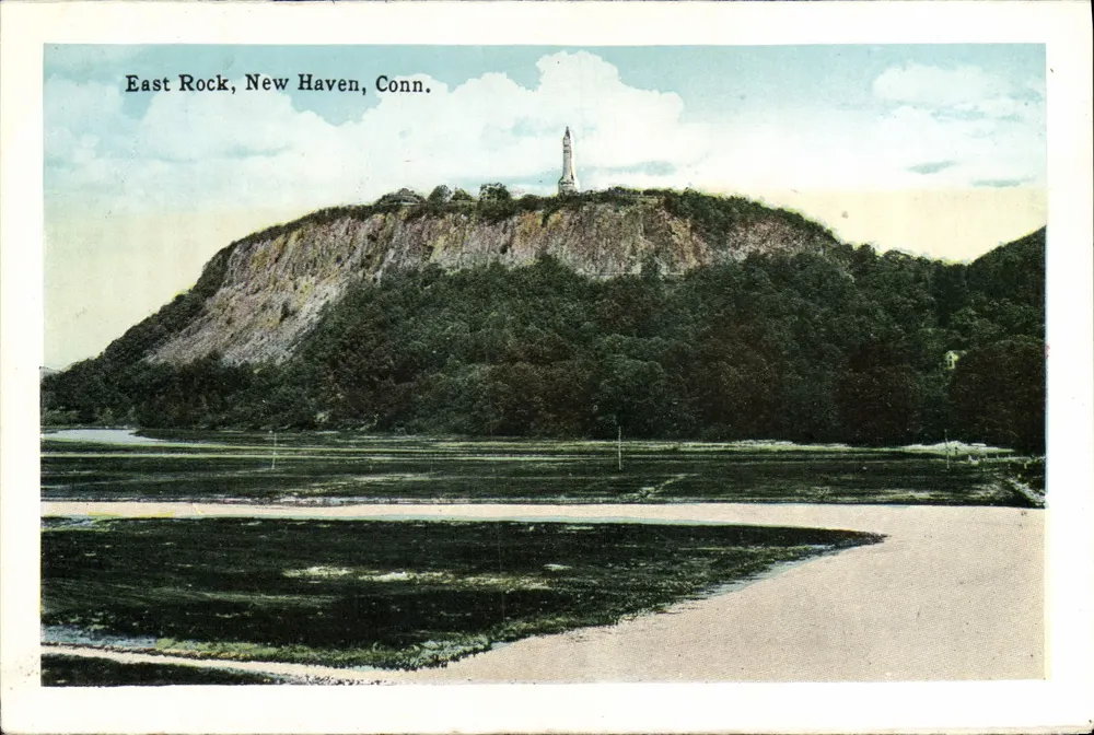 East Rock, New Haven, Conn. — vue du promontoire avec monument — éditeur non visible - Recto
