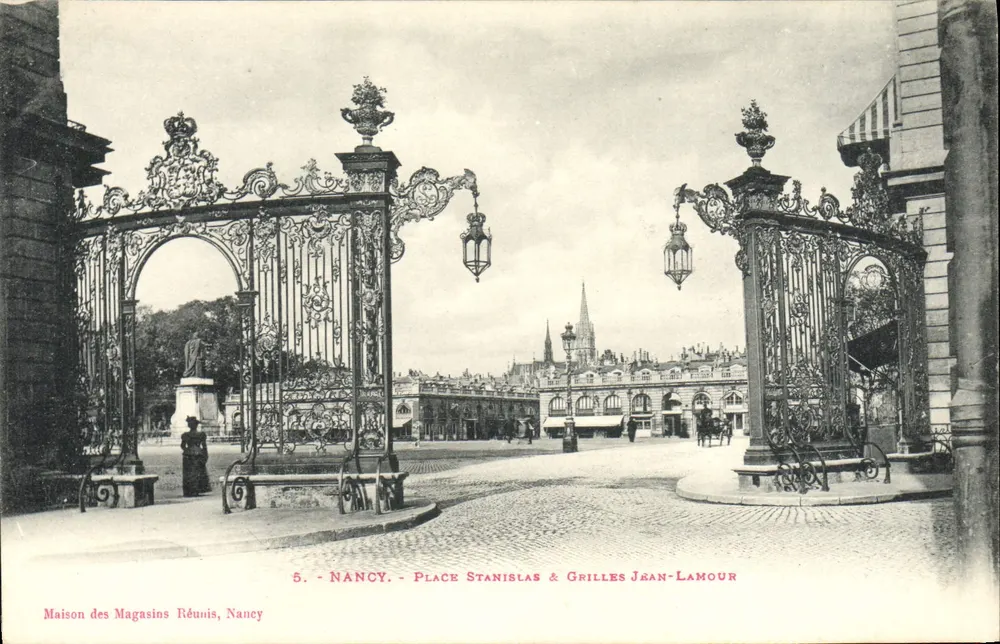 Nancy - Place Stanislas & Grilles Jean-Lamour — Maison des Magasins Réunis, Nancy, n°5 - Frente