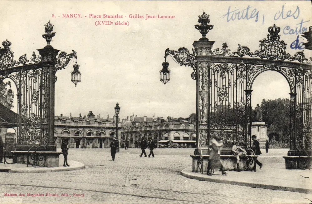 NANCY - Place Stanislas - Grilles Jean-Lamour (século XVIII) — Maison des Magasins Réunis, editora, Nancy - Frente
