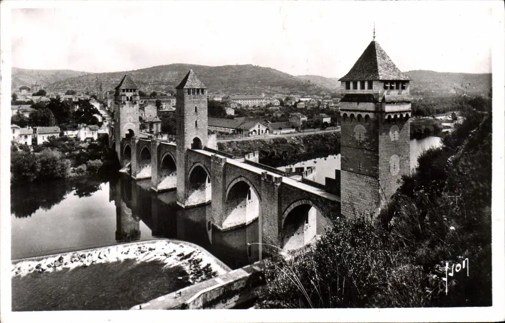 O ponte Valentré (século XIV) e o Lot — Edições d'Art, n° 2528 - Frente
