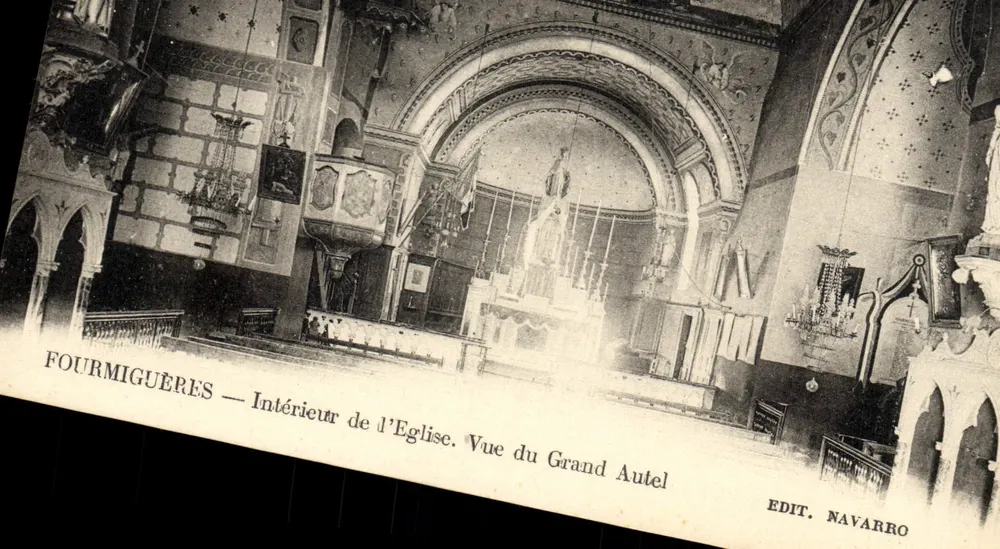 Fourmiguières — Innenraum der Kirche. Blick auf den großen Altar — Edit. Navarro - Vorderseite