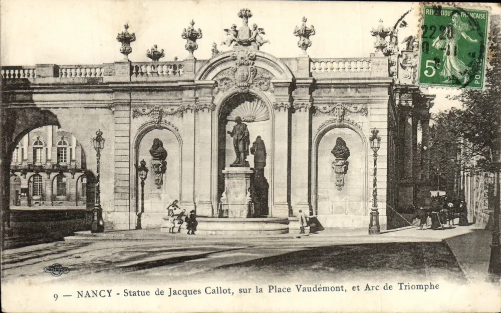 Nancy — Statue des Jacques Callot auf der Place Vaudémont und Triumphbogen - Vorderseite