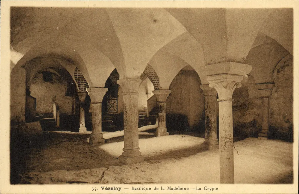Vézelay — Basílica de Nossa Senhora da Madeleine — A Cripta — Magasin du Vézelay - Frente