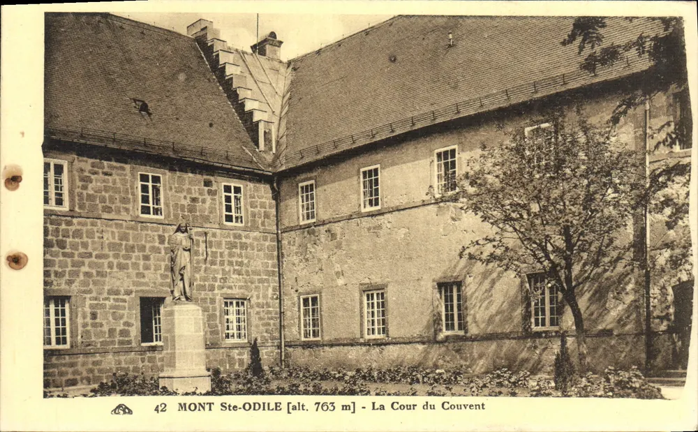 Mont Ste-Odile — A Cour do Convento — Editor: C.V. Alsacienne des Arts Photographiques, Strasbourg - Frente