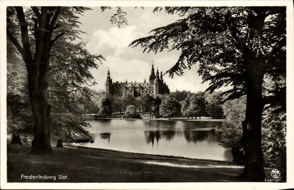 Frederiksberg Slot — vista do castelo refletido em um lago cercado por árvores — Alex Vincent's Kunstforlag, Aegte Fotografi, n° 491 - Frente