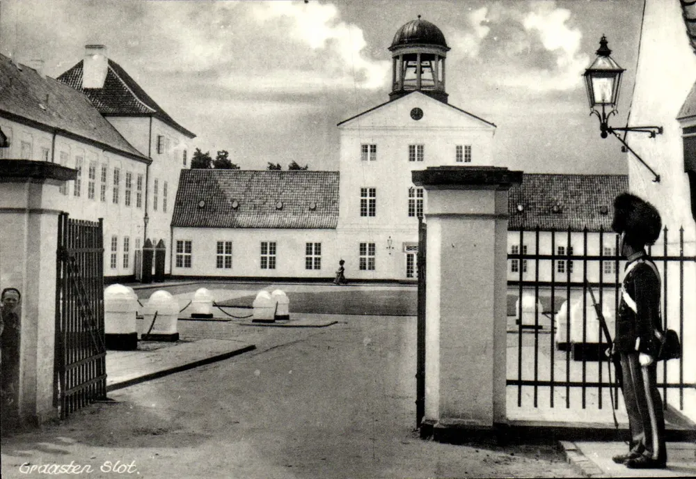 Schloss Gråaasten — Ansicht der Eingangstür mit Wache — Verlag Rudolf Olsen, Nr. 8994 - Vorderseite