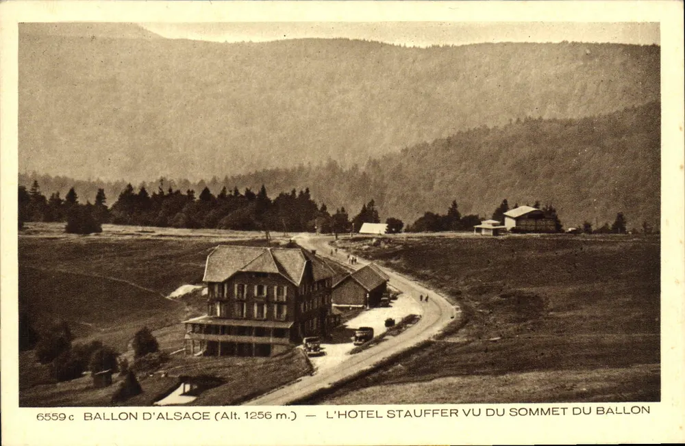 Ballon d'Alsace (Höhe 1256 m.) — Das Hotel Stauffer vom Gipfel des Ballons aus gesehen - Vorderseite