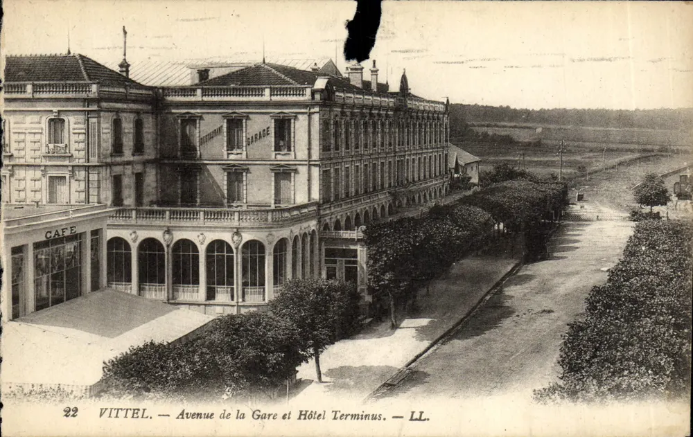 Vittel — Avenue de la Gare et Hôtel Terminus — LL. — Éditeur LL. — N° 22 - Vorderseite
