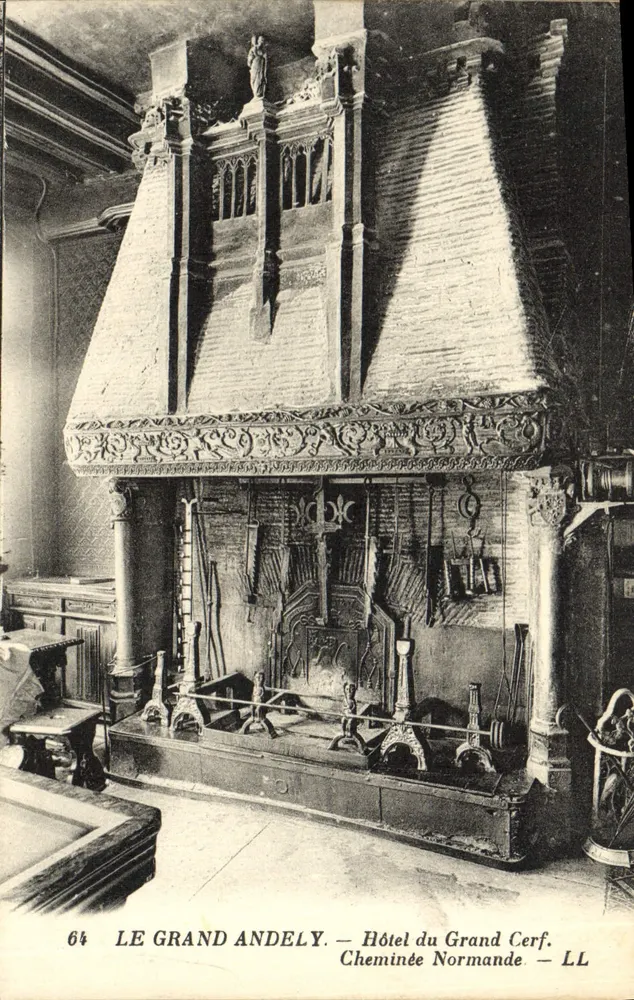 Le Grand Andely — Hotel du Grand Cerf. Normannische Kaminfeuerstätte — LL - Vorderseite