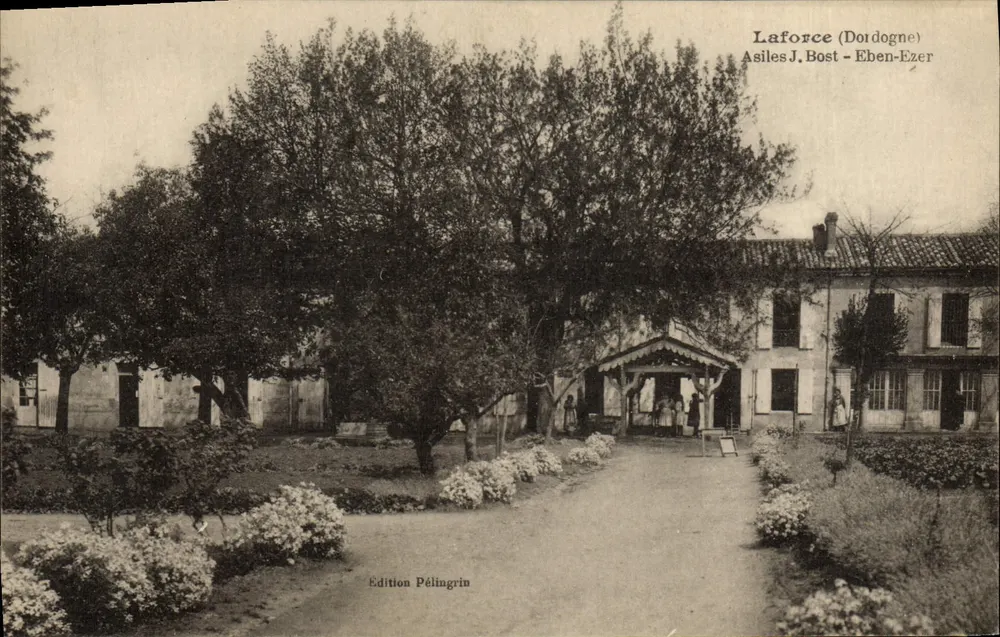 Laforce (Dordogne) — vista da praça com edifício e árvores — Edição Pélingrin - Frente