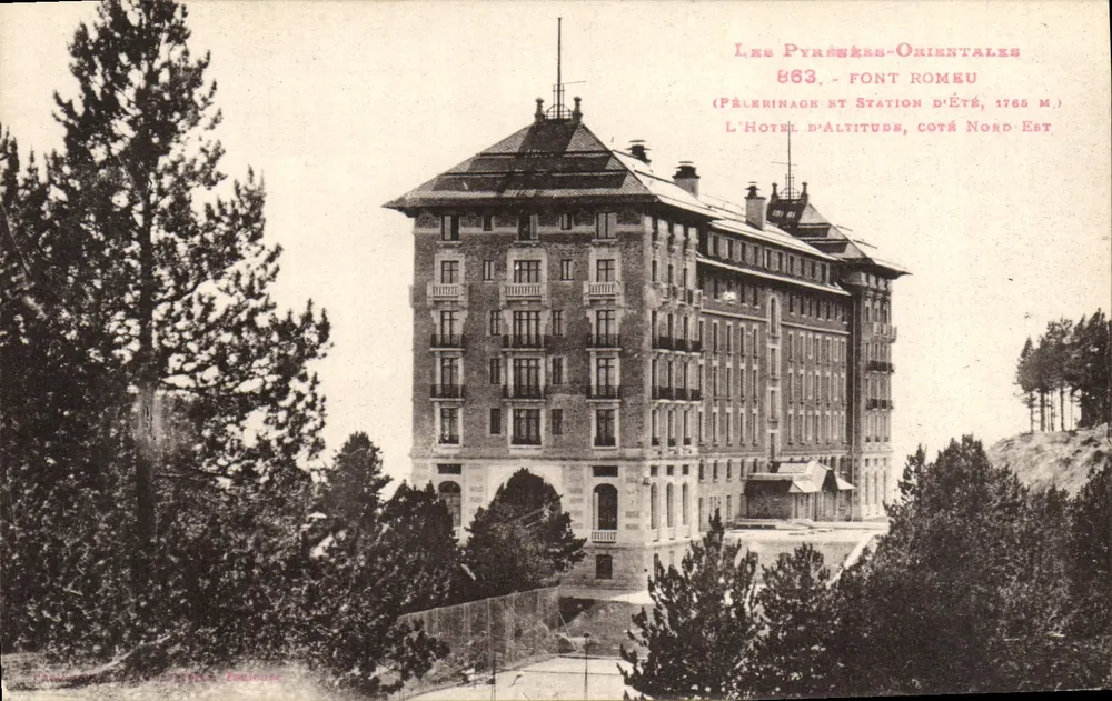 Font Romeu - O Hotel de Altitude, lado Nordeste — Os Pirineus-Orientais, 1765 m - Frente