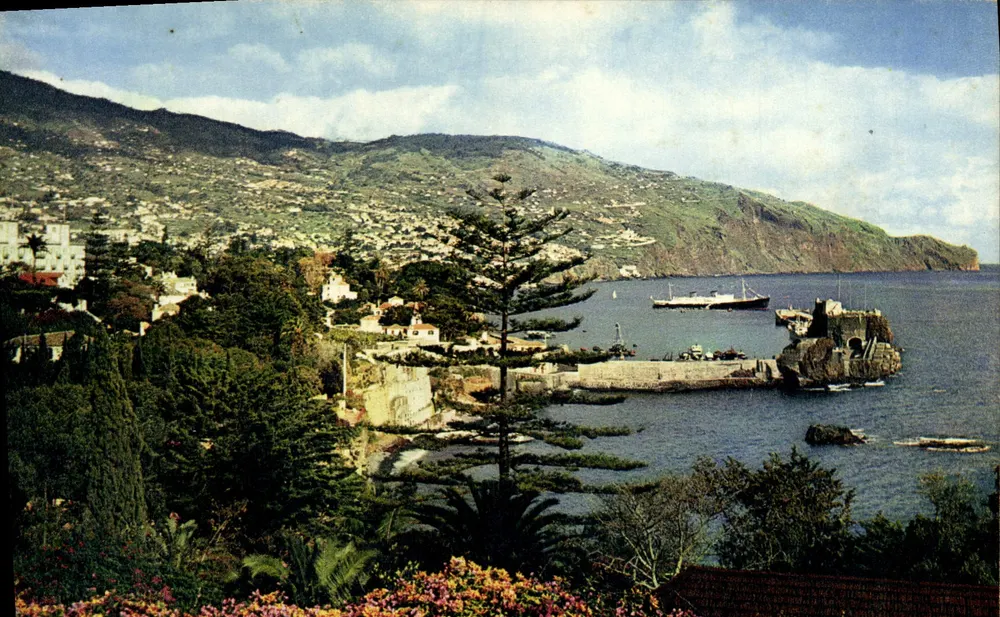Funchal Bay, Madeira, von Westen (Hotelbereich) — Naturfarbige Fotografie — J. Arthur Dixon, Ltd. - Vorderseite
