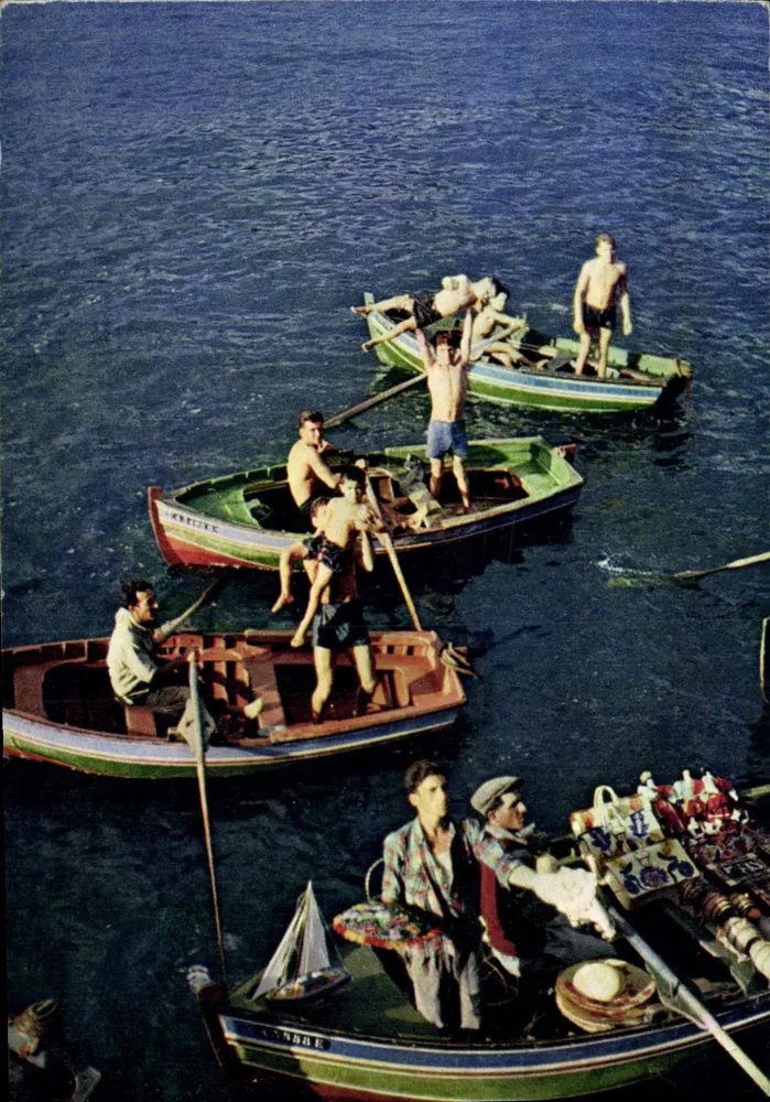 Tauchjungen und Händler neben dem Dampfer in der Funchal Bay, Madeira — Naturfarbenes Fotografie von J. Arthur & Dixon, Ltd., Isle of Wight, England — n° MDR.40 - Vorderseite