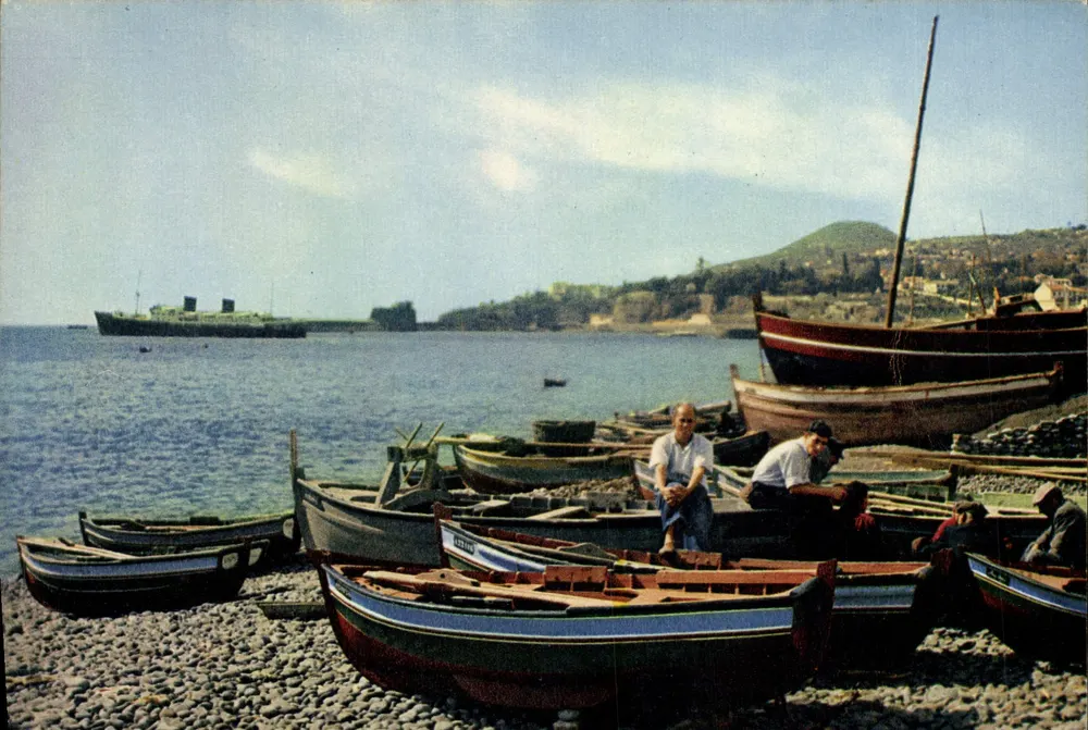 Madeira — Ruderboote am Strand mit dem M.V. Venus — J. Arthur Dixon, Ltd. - Vorderseite