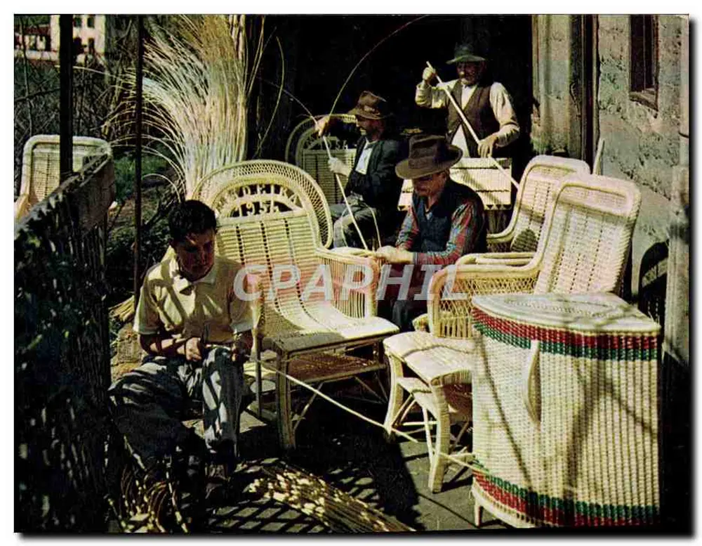 Artisans tecendo móveis de vime em Camacha — Madeira — Editor J. Arthur Dixon & Co. Ltd., Isle of Wight, Inglaterra, n° MDR.13 - Frente