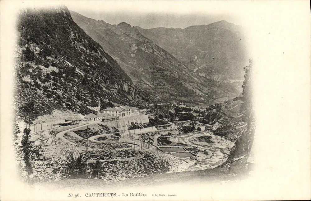 Cauterets - La Raillère — vista panorâmica do vilarejo encaixado — O.T. Photo - Louredos, n°96 - Frente