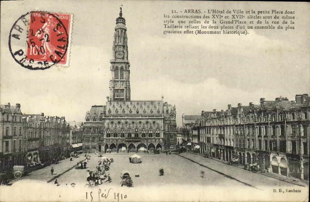 Arras - Das Rathaus und der kleine Platz, dessen Gebäude aus dem 16. und 17. Jahrhundert denselben Stil wie die Grand'Place und die rue de la Taillerie haben (Historisches Denkmal) — B. D., Eoubaix - Vorderseite