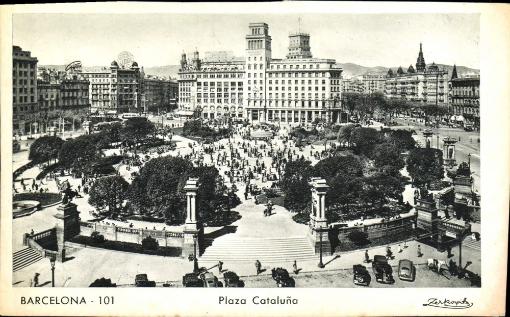 Barcelona - Plaza Cataluña — vista panorâmica com o prédio do Hotel Riu e carros da época — editor Zerkovits, n° 101 - Frente