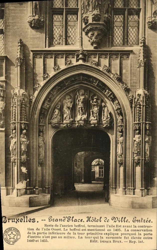 Brüssel. -- Große Marktplatz. Rathaus. Eingang. -- Rest des alten Glockenturms, der den Westflügel abschließt. Der Glockenturm wird 1405 erwähnt. Die Erhaltung des unteren Teils des ursprünglichen Turms erklärt, warum die Eingangstür nicht in der Mitte liegt. Der Turm darüber wurde zwischen 1449 und 1455 errichtet. Edit. DESAIX BRUX. Rep. int. - Vorderseite