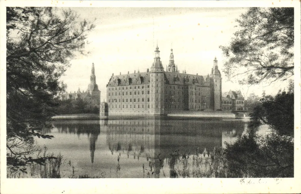 Frederiksberg Slot — vista do castelo refletido em um lago — J. Chr. Olsens Kunstforlag, n° 1026 - Frente