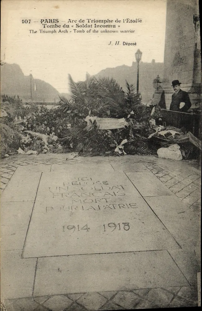 Paris — Arc de Triomphe de l'Étoile — Tombe du « Soldat Inconnu » — J. H. Déposé - Recto