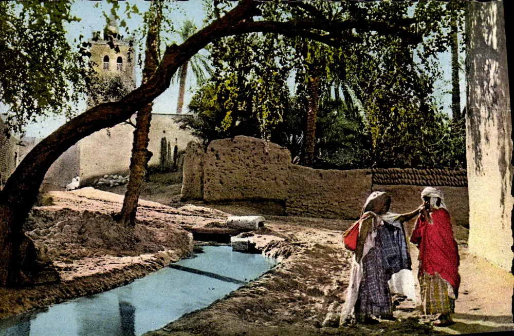 Au bord de l'Oued — scène avec deux femmes et minaret en arrière-plan — Éditions naturelles, Alger - Anverso