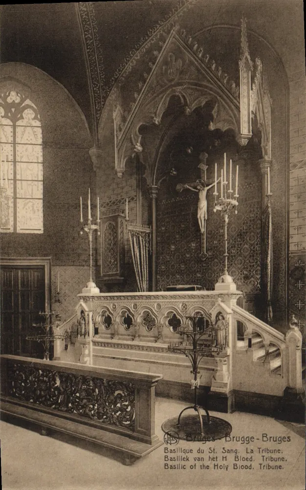 Basilika des Heiligen Blutes - Brügge — Innenansicht der Chor, mit Kreuz und Farbglasfenster - Vorderseite