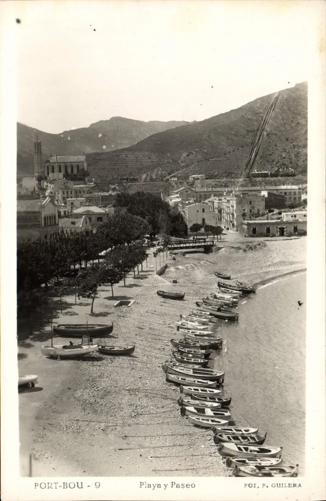 Port-Bou - Spiaggia e passeggiata — vista del porto con barche e chiesa — FOT. F. GUILERA, n°9 - Recto