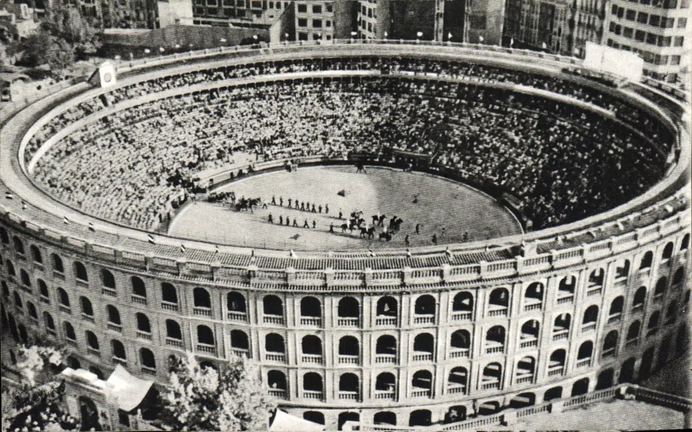 Valência: Plaza de Toros — visão aérea de um espetáculo - Frente