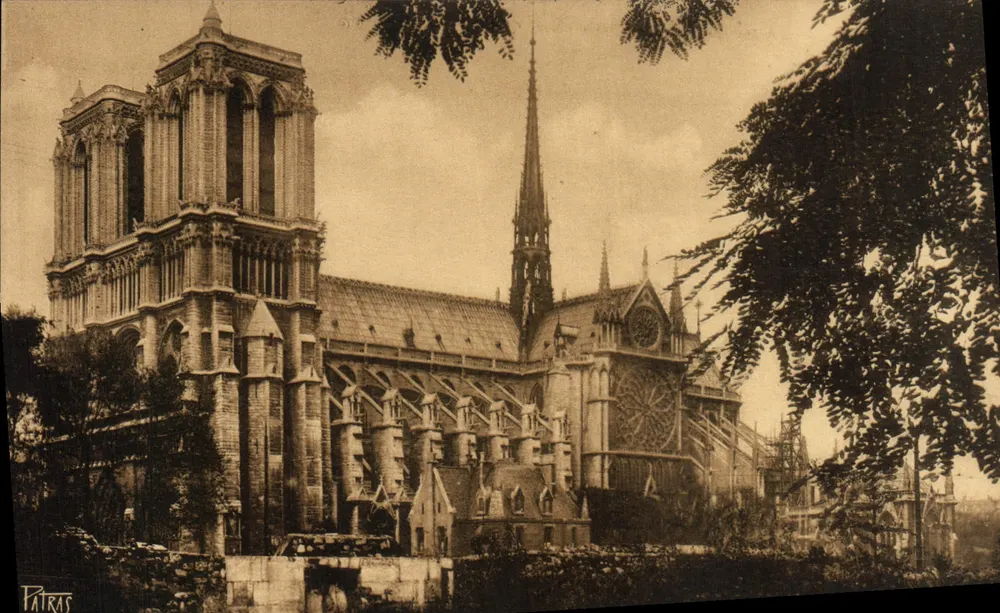 Nossa Senhora de Paris — vista do jardim de St-Julien-le-Pauvre — editor Patras, n°274 - Frente