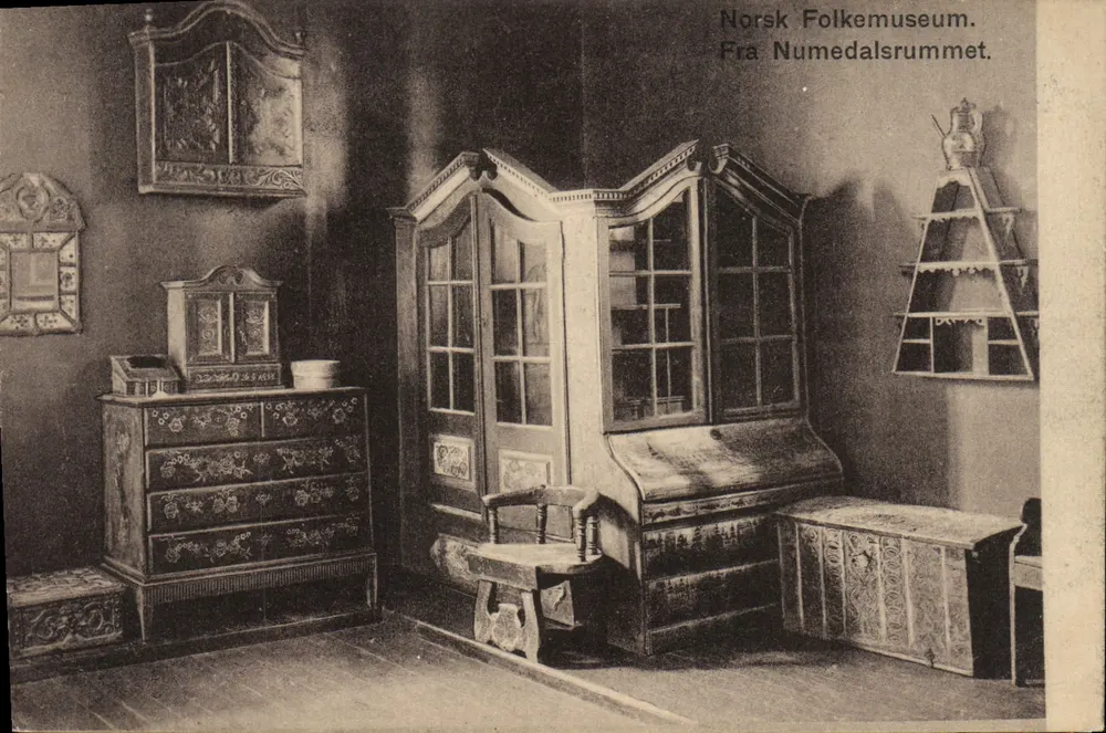 Innenraum eines folkloristischen Museums — Norsk Folkemuseum, Von Numedalsrummet — Verlag N.F. Nr 12 - Vorderseite