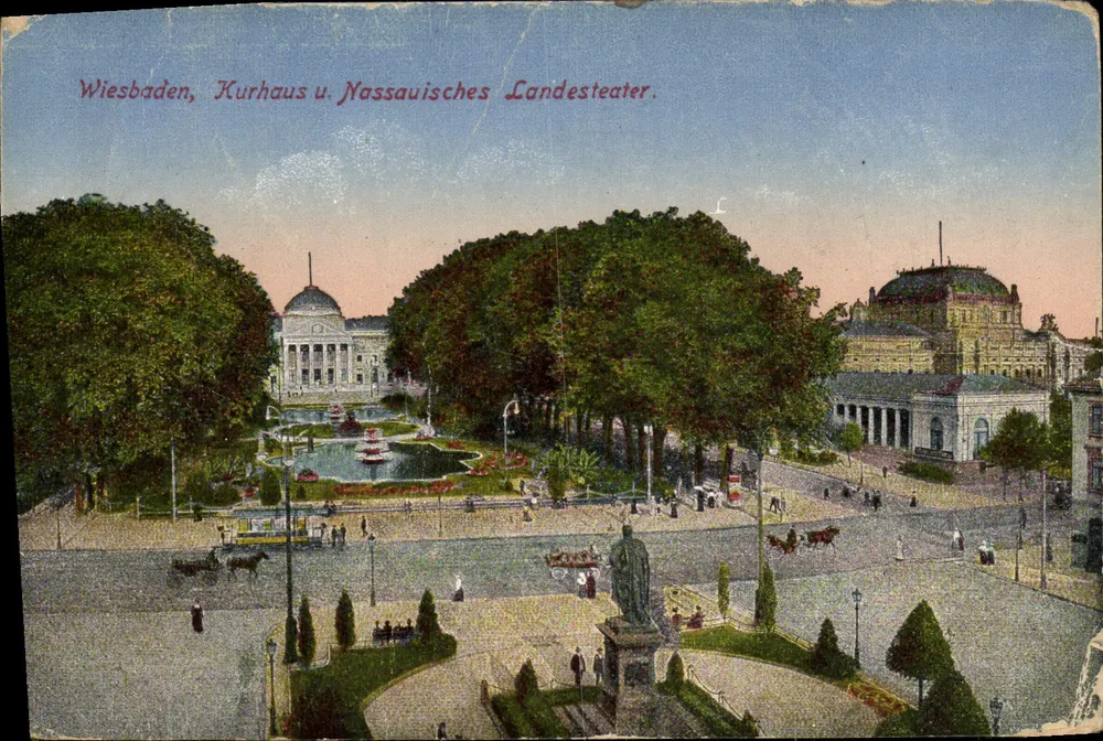 Wiesbaden, Kurhaus und Nassauer Landestheater — Panoramablick mit Brunnen und Statue - Vorderseite