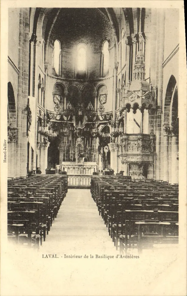 Interior da Basílica de Avénières — A Vale — Hamel-Jallier - Frente