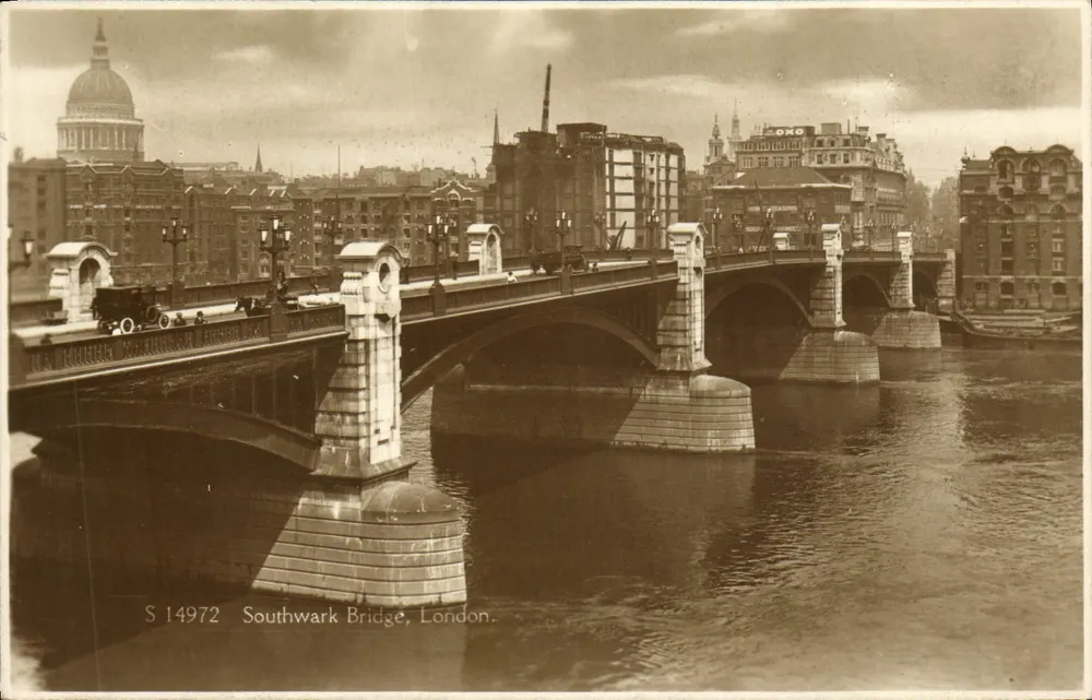 Southwark Bridge, Londres — vista com a catedral de São Paulo no fundo — Kingsway Real Photo Card, série S 14972 - Frente