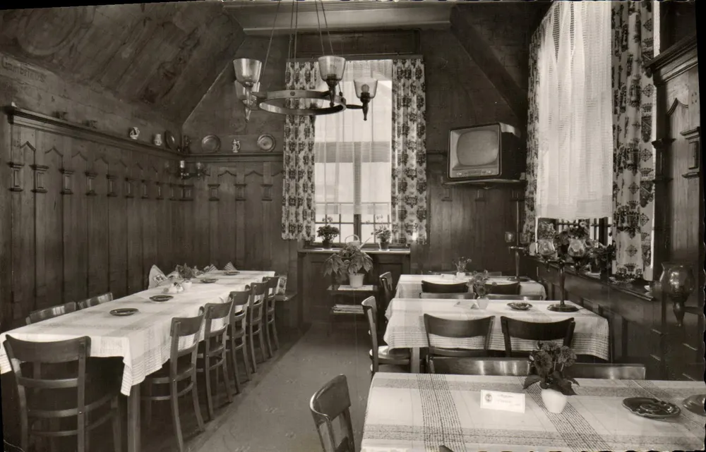 Esszimmer eines Gasthauses — Gasthof 'Zum Löwen' — Ettlingen/Baden - Vorderseite