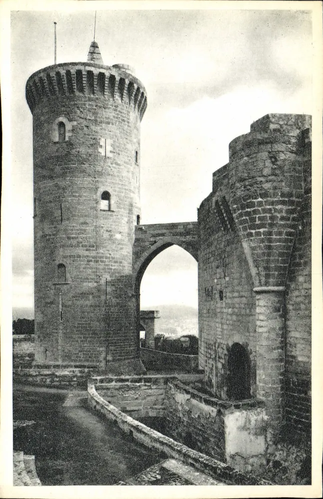 Castelo de Montségur — Torre redonda e portão - Frente