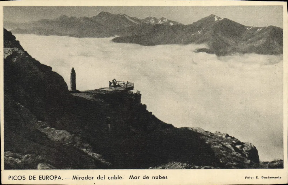 Picos de Europa — Aussichtspunkt des Seils. Meer aus Wolken — Foto: E. Bustamante - Vorderseite
