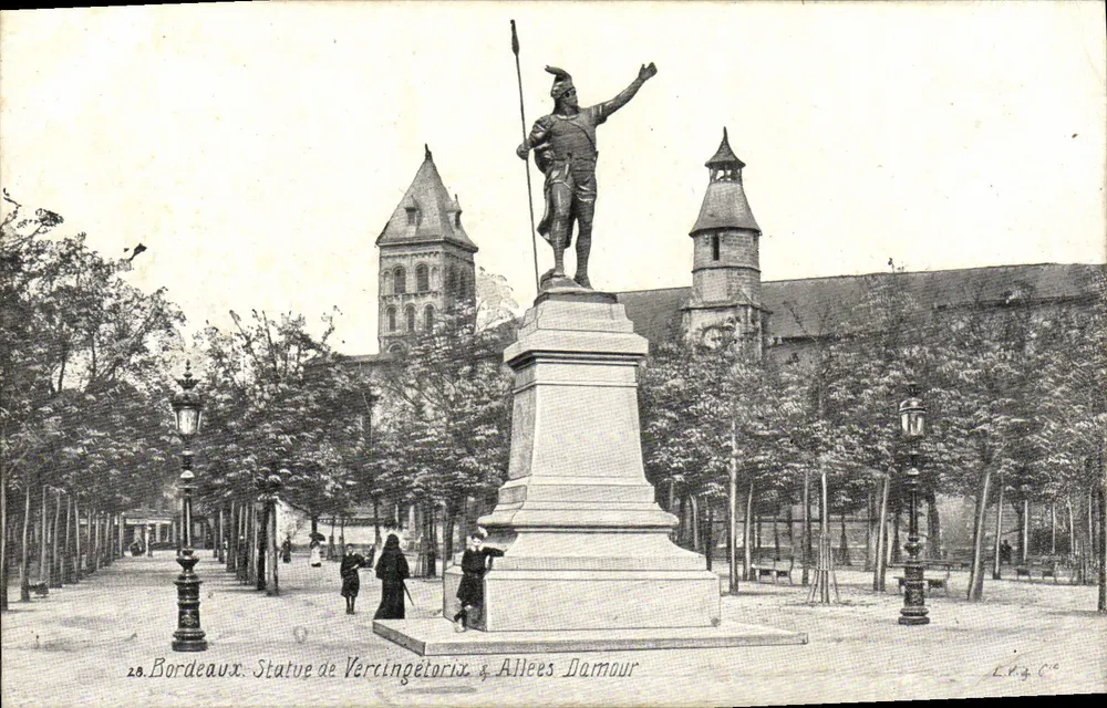 Bordeaux. Estatua de Vertingétorix & Allées Damour — L.N.Z. C° - Anverso