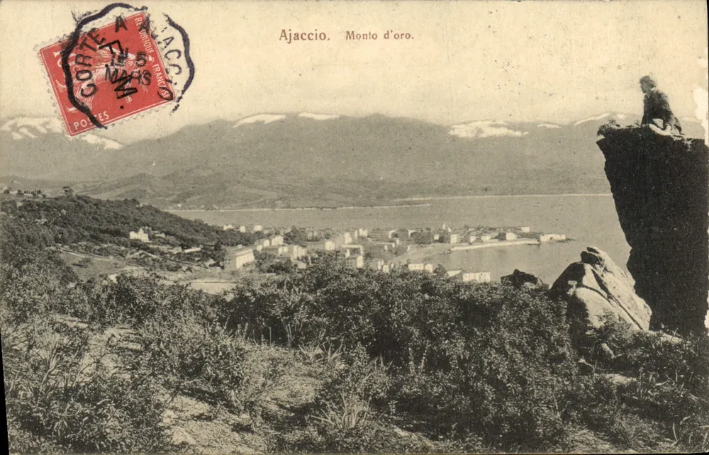 Ajaccio. Monto d'oro. — Vue panoramique depuis un promontoire rocheux avec un homme assis en arrière-plan, éditeur 'CARTE POSTALE' (verso) — n° 666 - Frente