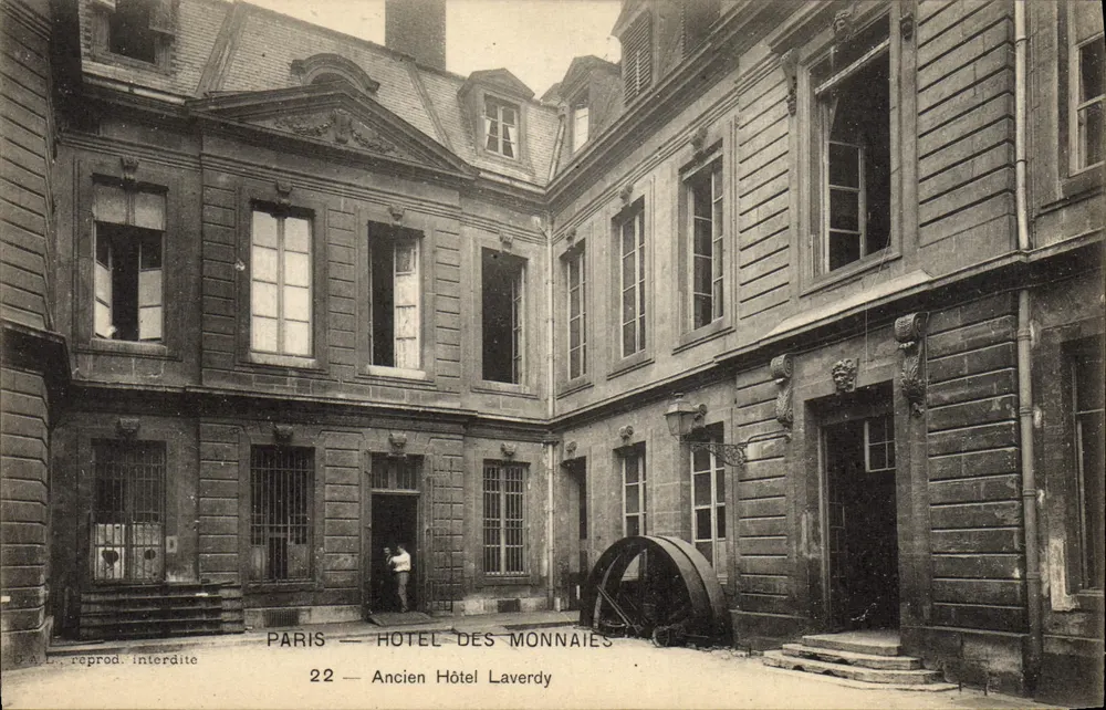 Paris — Ehemaliges Hotel Laverdy — Münzhof - Vorderseite