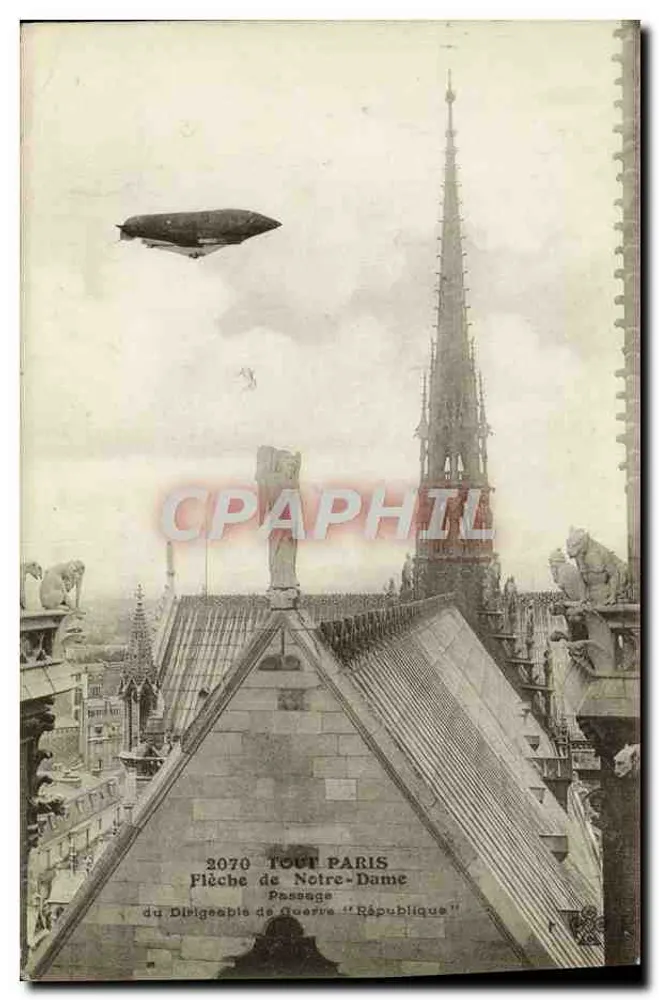 Spitze der Notre-Dame — Durchflug des Luftschiffes "République" — Tout Paris 2070 - Vorderseite